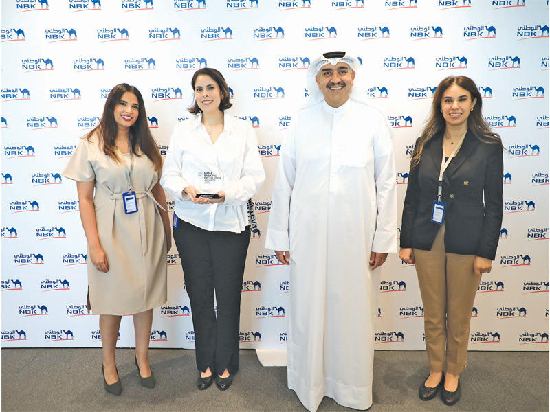 العبلاني متسلماً الجائزة مع فريقي عمل إدارة المواهب والتطوير وإدارة استقطاب المواهب