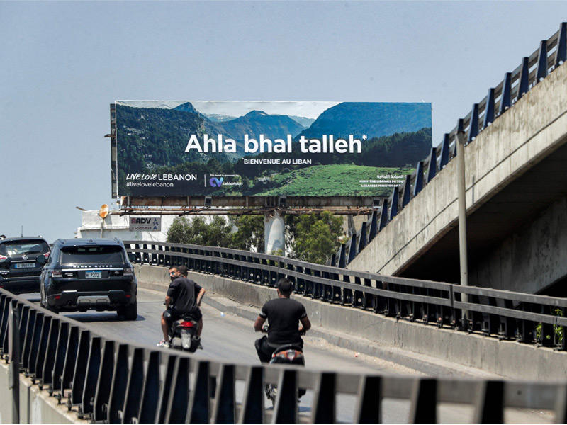 لافتات ترحب بالمغتربين في بيروت انتشرت بدل صور السياسيين مع بدء تدفق نحو مليون لبناني يقيمون في الخارج لقضاء موسم الصيف (أ ف ب)