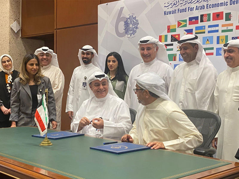 نائب رئيس مجلس الإدارة المدير العام لبنك الائتمان صلاح المضف والمدير العام للصندوق الكويتي للتنمية الاقتصادية العربية مروان الغانم خلال توقيع الاتفاقية 