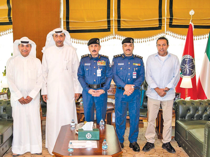  رئيس قوة الإطفاء العام الفريق خالد المكراد مع  رئيس مجلس إدارة جمعية الضباط المتقاعدين اللواء م. فيصل الجزاف ونائب رئيس مجلس إدارة الجمعية اللواء م. نادر شعبان وممثل قوة الإطفاء العام لدى الجمعية اللواء م. خليل الأمير