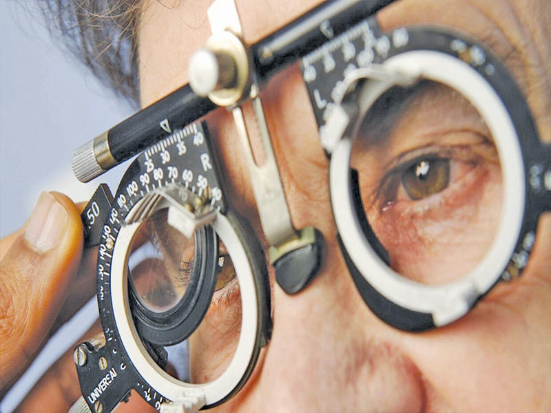 ضعف البصر يزيد مخاطر الخرف