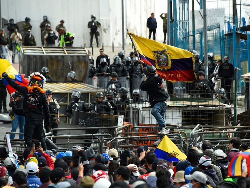 ألغى حال الطوارئ في ست ولايا في الإكوادور