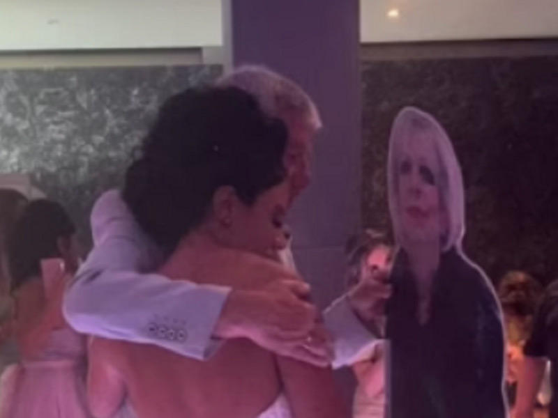 لقطة من فيديو رقص عروس يوم زفافها مع مجسم من الورق المقوى لوالدتها الراحلة