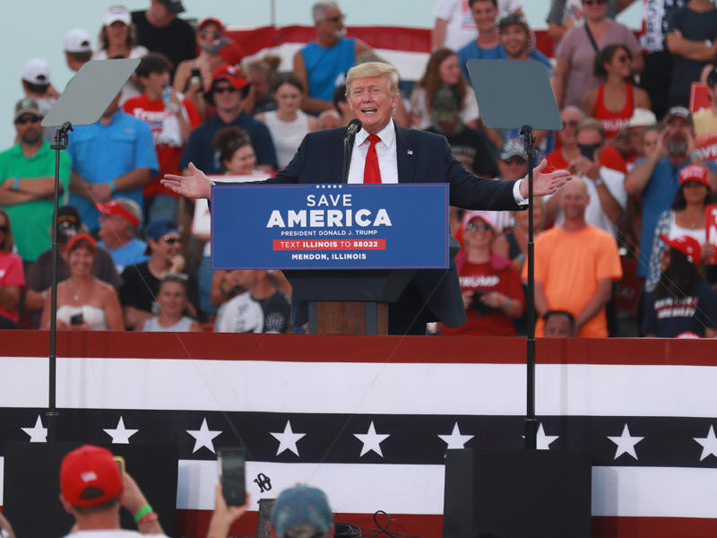 الرئيس الأميركي السابق دونالد ترامب يحشد أنصاره للانتخابات التمهيدية للكونغرس في إلينوي أمس (أ ف ب)