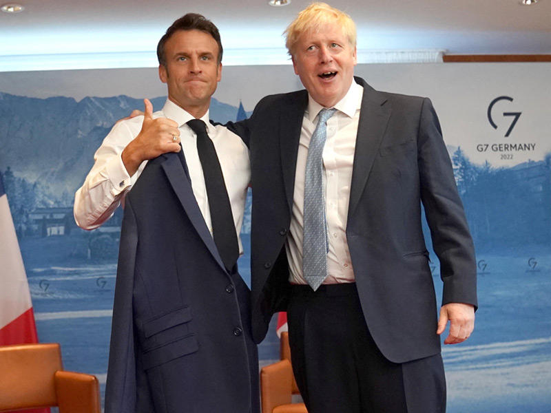 ماكرون وجونسون خلال لقائهما في بافاريا بألمانيا أمس