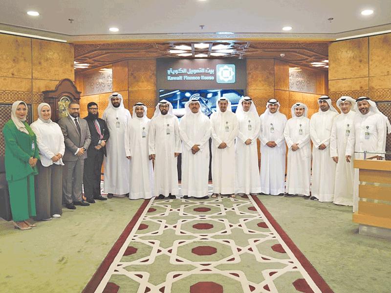 الرشود والعمر يتوسطان خريجي برنامج هارفرد