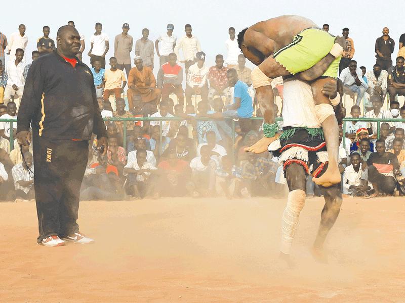 جانب من مصارعة سودانية في استاد الحاج يوسف بالخرطوم في 10 يونيو (رويترز)