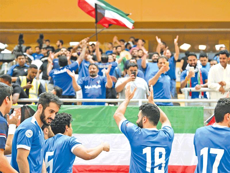 لاعبو الأزرق يحيون الجمهور الذي آزرهم طوال المنافسات