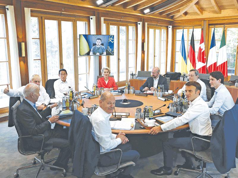 قادة «السبع» يستمعون إلى مداخلة عبر الفيديو لزيلينسكي أمس (أ ف ب)