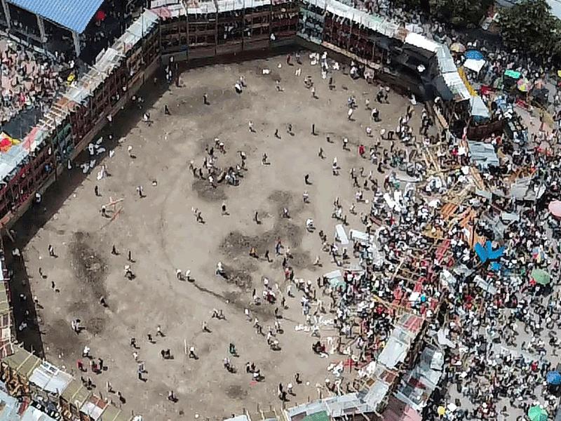 لقطة من مقاطع فيديو لحظات انهيار مدرج ملعب أثناء فعالية لمصارعة الثيران في كولومبيا