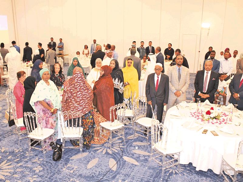 سفير جيبوتي لدى البلاد عبدالقادر حسين عمر متوسّطاً أبناء جاليته في الحفل