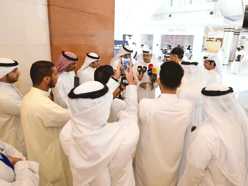 رئيس اللجنة التعليمية د. حمد المطر متحدثاً خلال الوقفة الاحتجاجية أمس (تصوير عبدالله الخلف)