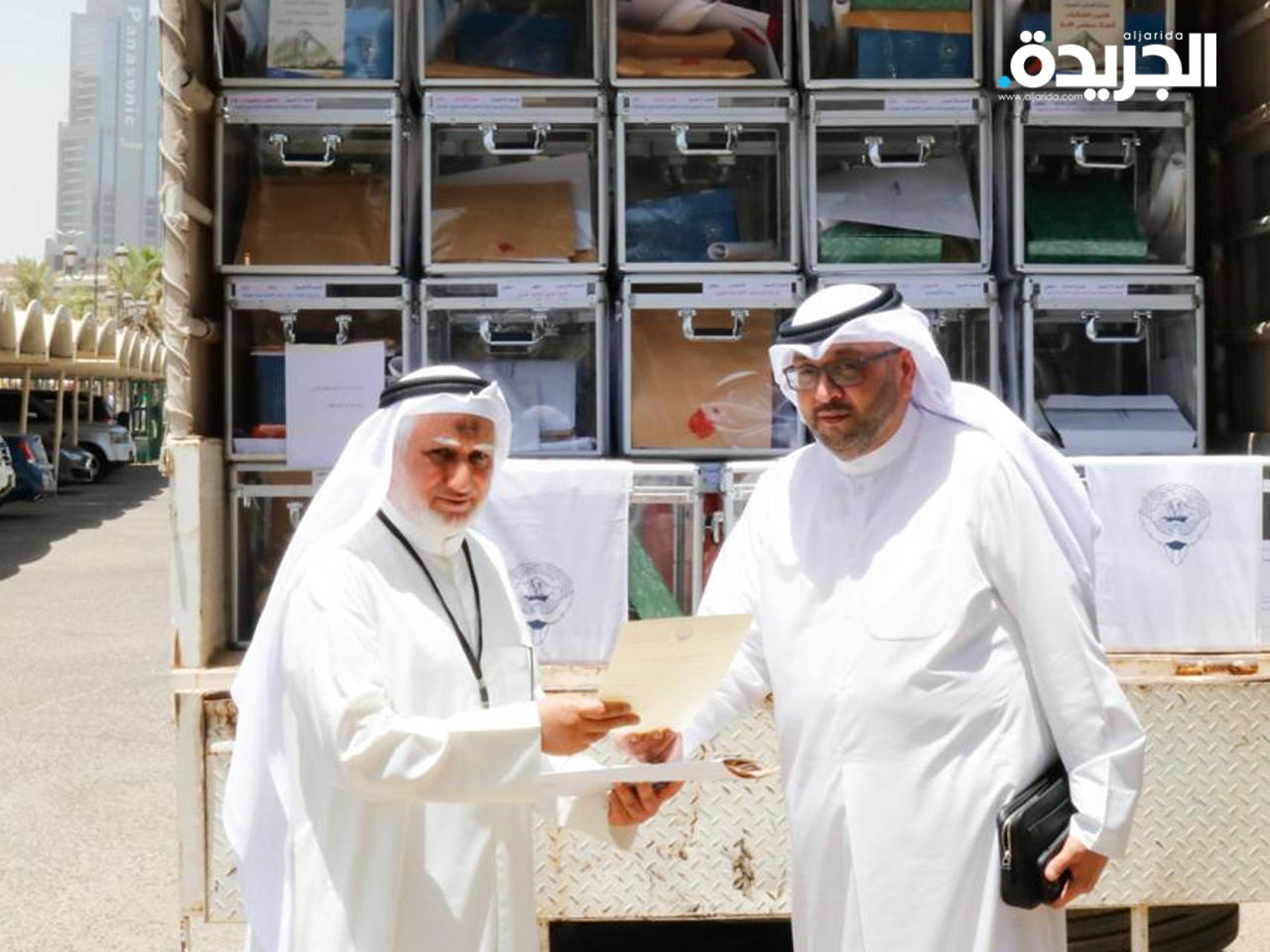 لحظة تسليم الصناديق