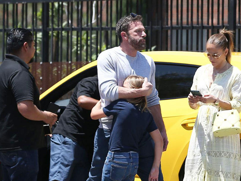 النجمة جينيفر لوبيز والنجم العالمي ​بن أفليك يحتضن ابنه 