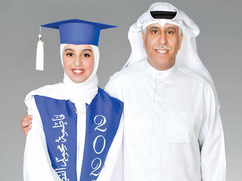 المتفوقة فاطمة الفضلي مع والدها