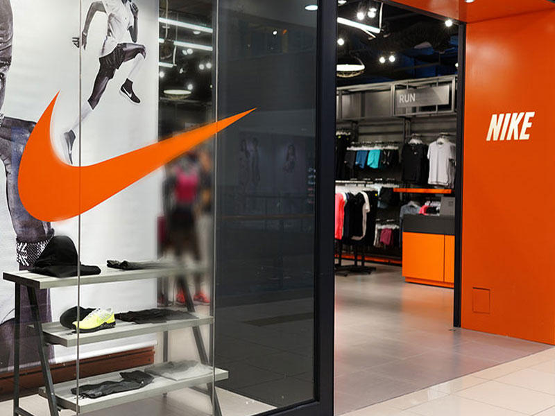 شركة الملابس والأحذية والأدوات الرياضية الأميركية نايك