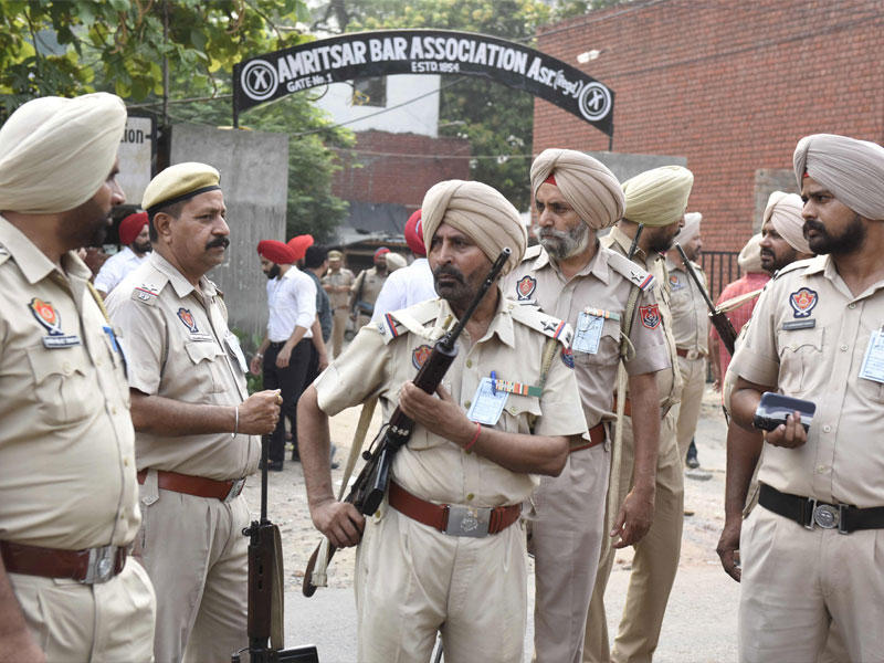 رجال من الشرطة الهندية أمام المحكمة بعد إحضار لورانس بيشنوي فيما يتعلق بمقتل رانا كاندوفاليا في أمريتسار