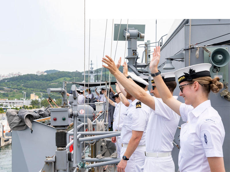 طاقم فرقاطة أستراليا يحيّي مستقبليه بقاعدة بوسان البحرية بكوريا الجنوبية أمس