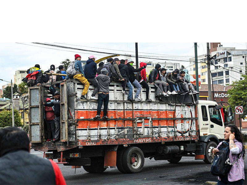 متظاهرون على متن شاحنة في طريقهم إلى التظاهر في كيتو (أ ف ب)