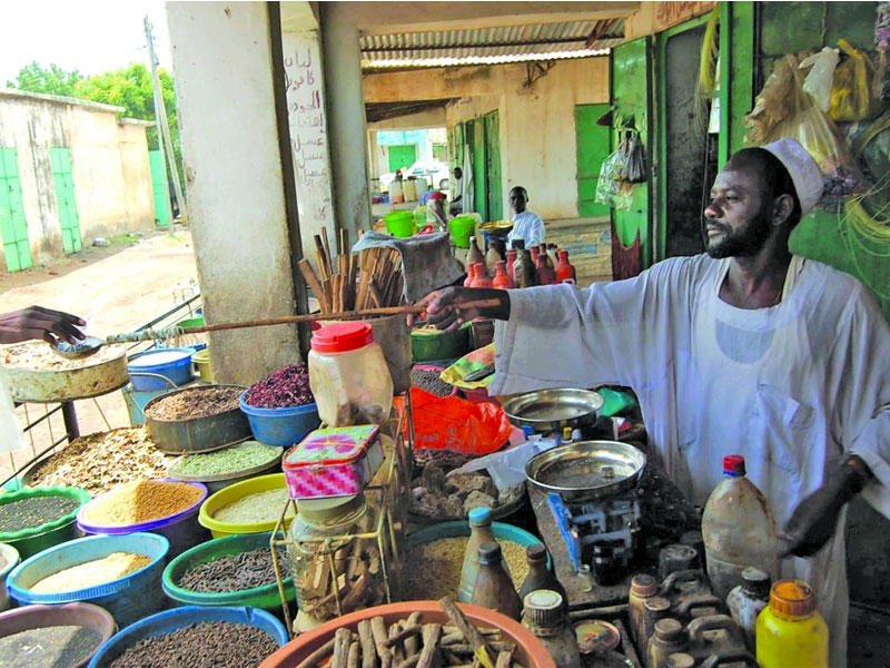 سوداني يمارس الطب البديل