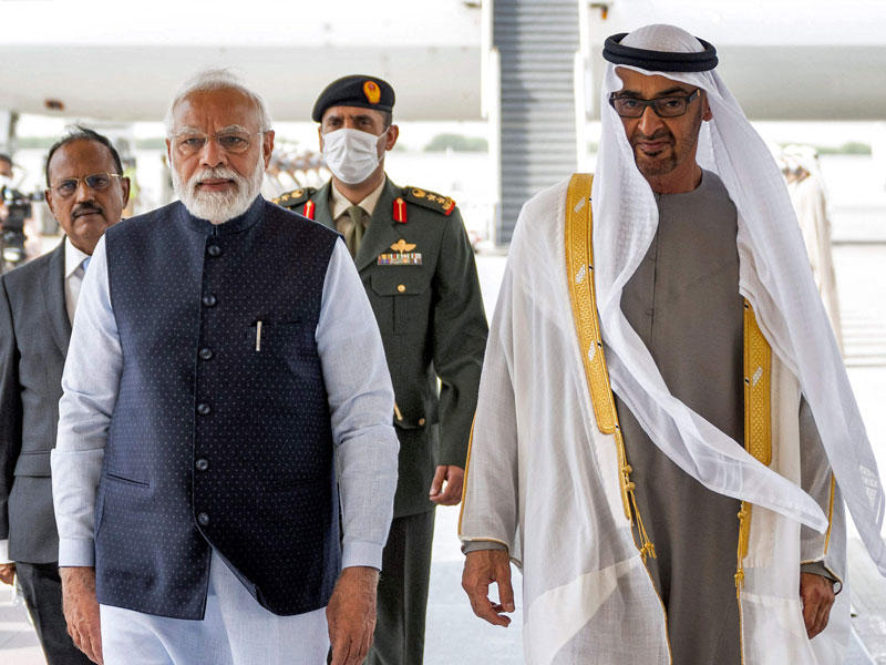  الرئيس الإماراتي الشيخ محمد بن زايد مستقبلا رئيس الوزراء الهندي ناريندرا مودي في أبوظبي أمس ( أ ف ب )