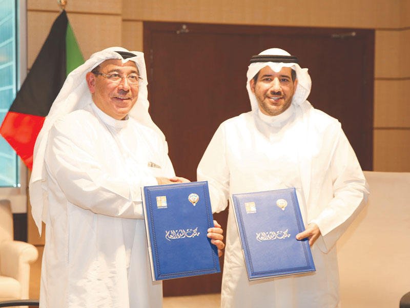 المدير العام للهيئة العامة للبيئة، الشيخ عبدالله الأحمد والقائم بأعمال المدير العام لمعهد الكويت للأبحاث العلمية، د. مانع السديراوي عقب توقيع الاتفاقية