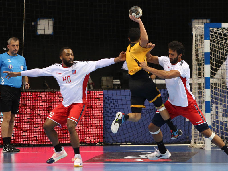 جانب من لقاء سابق بين الكويت والقادسية في الدوري المحلي