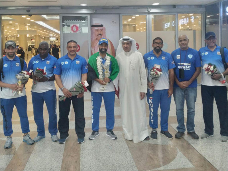 أمين السر العام في النادي البحري الرياضي خالد الفودري يتوسط وفد المنتخب