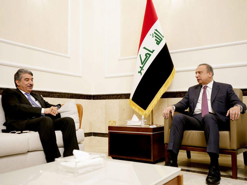 الكاظمي خلال استقباله  سفير الكويت المعتمد لدى العراق سالم الزمانان