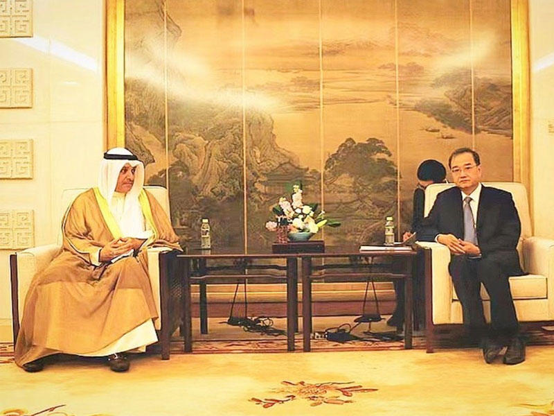 نائب وزير الخارجية الصيني دنغ لي يلتقي سفير الكويت لدى الصين سميح جوهر حيات