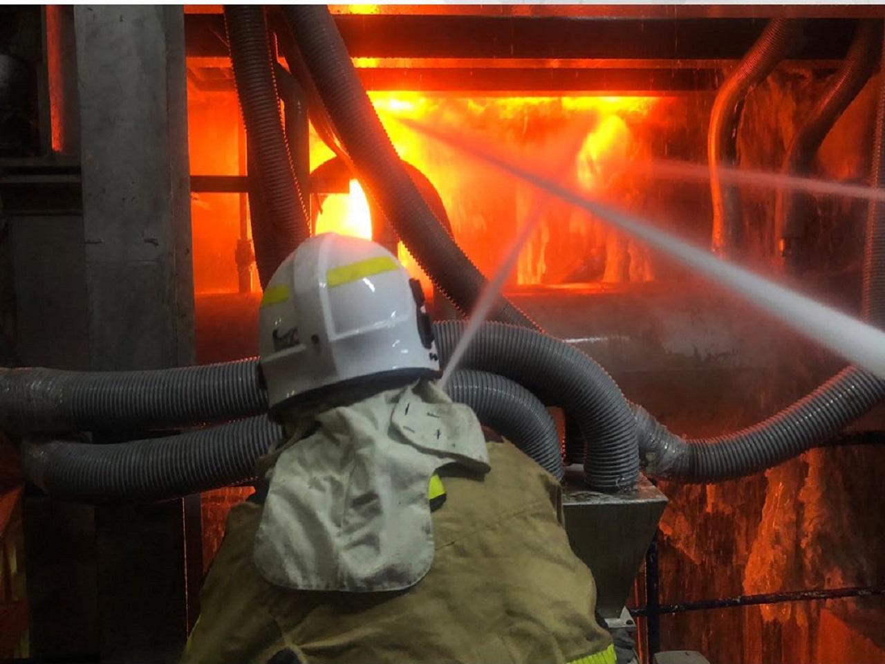 رجال الاطفاء خلال اخماد النيران 