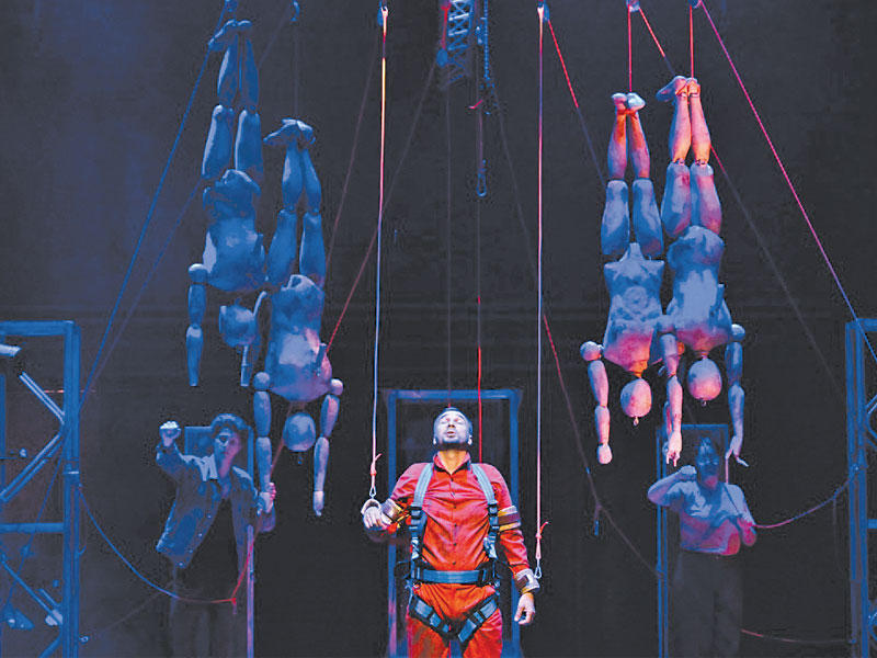 من المسرحية