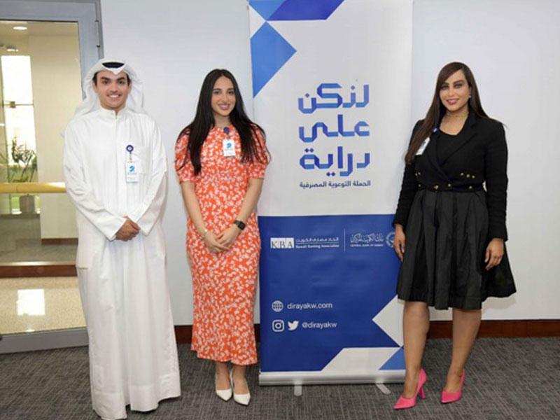 ممثلو العلاقات العامة في بنك برقان حصة النجادة، لينا البسام وطلال العيار خلال فعاليات حملة التبرع بالدم الخاصة بالموظفين