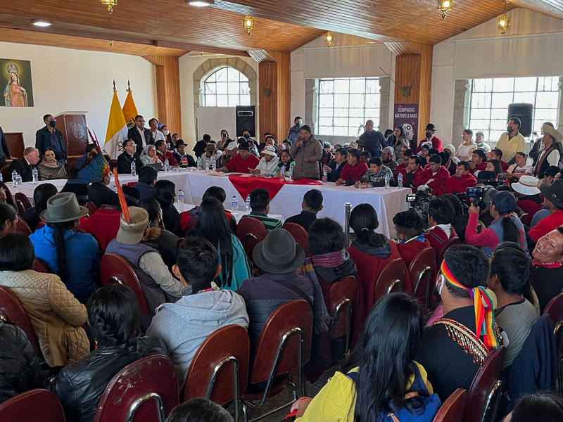 إجتماع لقادة السكان الأصليين وأعضاء من البرلمان والكنيسة الكاثوليكية لإجراء مفاوضات لإنهاء الاحتجاجات في البلاد - مدينة كيتو شمال وسط الإكوادور (أ ف ب)