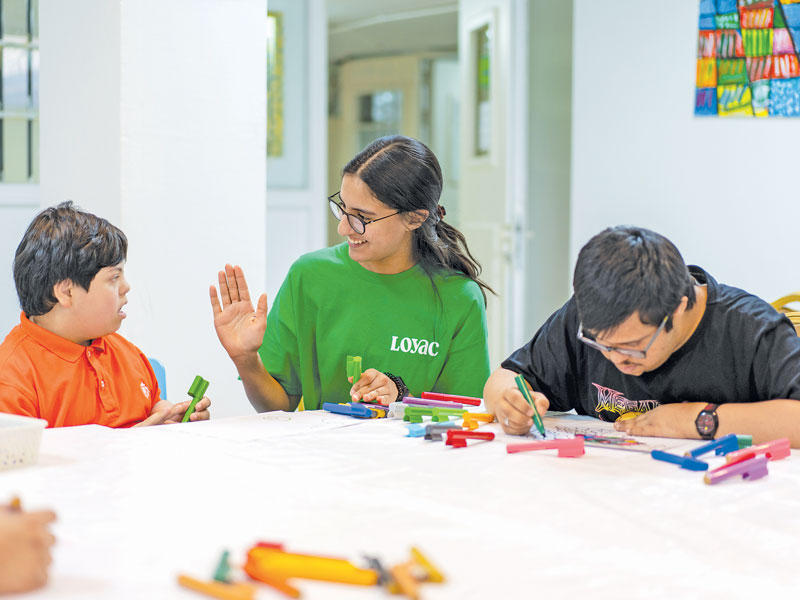 إحدى متطوعات «لوياك» مع ذوي الاحتياجات