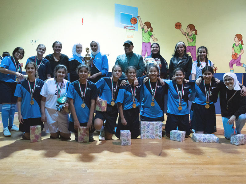 المقصيد متوسطاً اللاعبات خلال منافسات مراكز التدريب