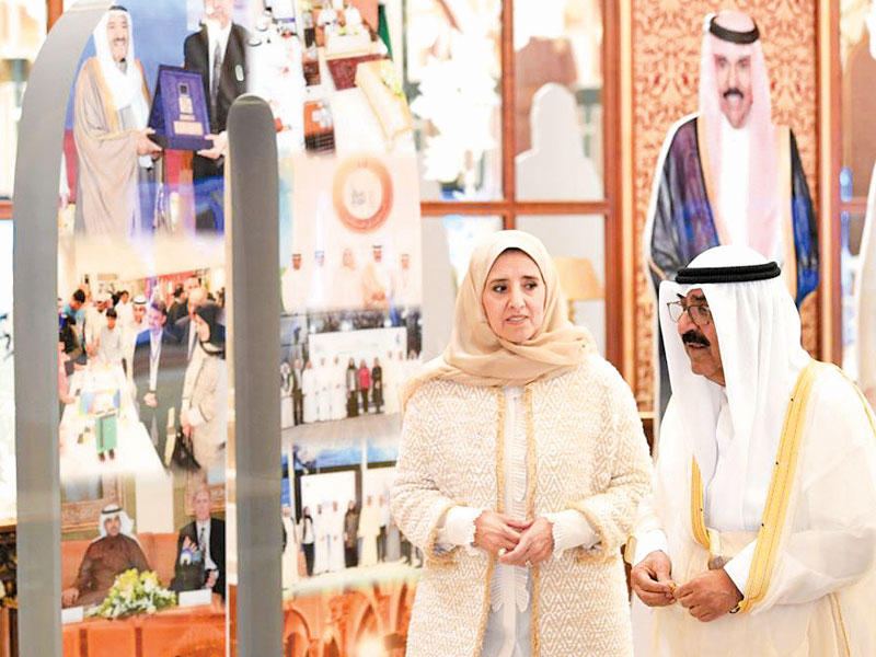 ممثل الأمير في جولة بالمعرض خلال حفل الجائزة 