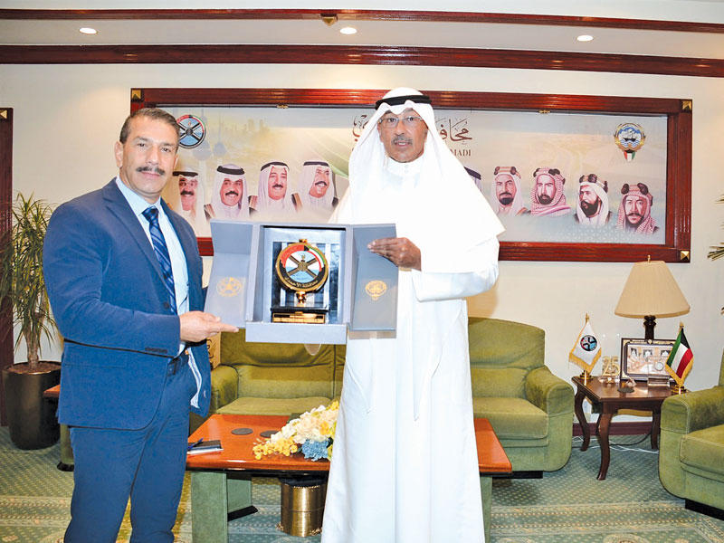 محافظ الأحمدي الشيخ فواز الخالد مهدياً درعاً تكريمية للسفير مايكل مافروس