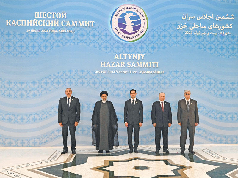 الرئيس الإيراني إبراهيم رئيسي خلال مشاركته في قمة دول بحر قزوين بعشق آباد أمس (رويترز)