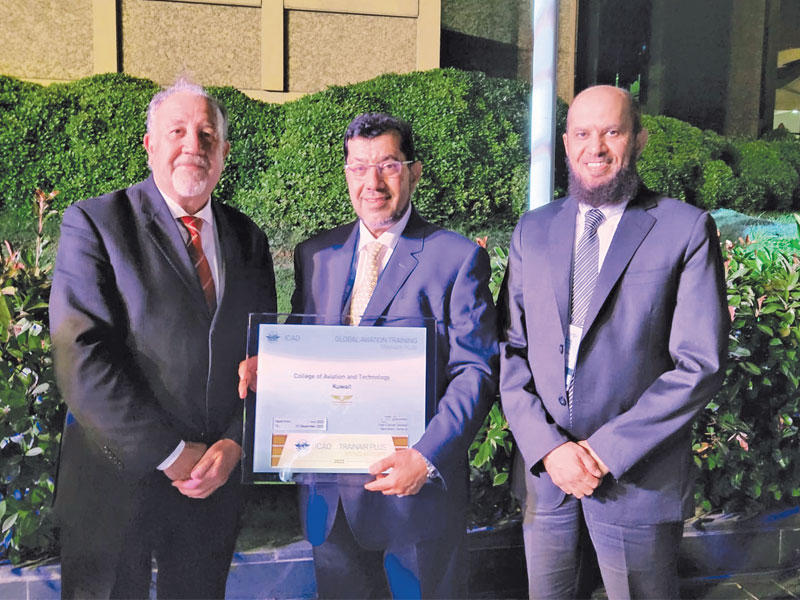 تسليم شهادة اعتماد الكلية