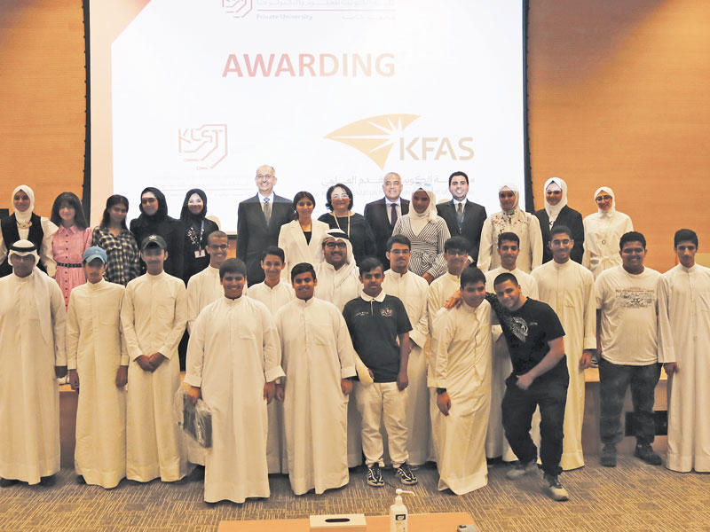 البروفيسور خالد البقاعين متوسطاً المشاركين