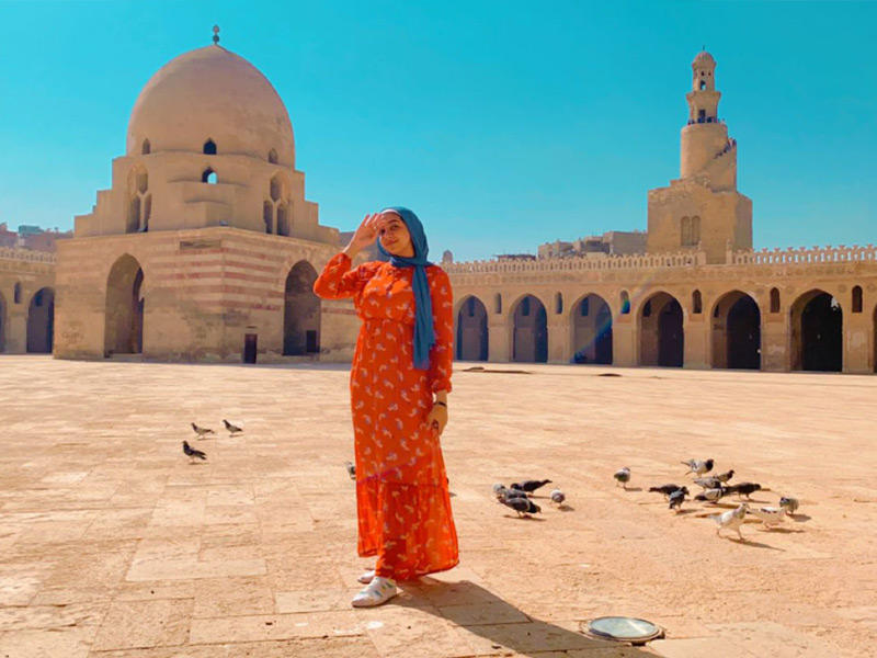 إحدى الطالبات في ساحة مسجد أحمد بن طولون