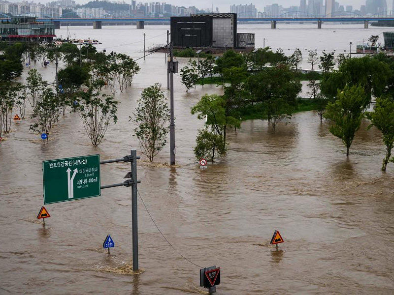 احد الشوارع التي اغلقتها الامطار 