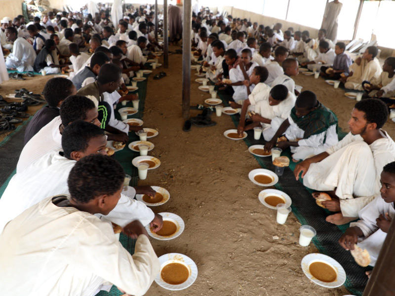 طلاب العلم في أفريقيا اثناء تناول الوجبات