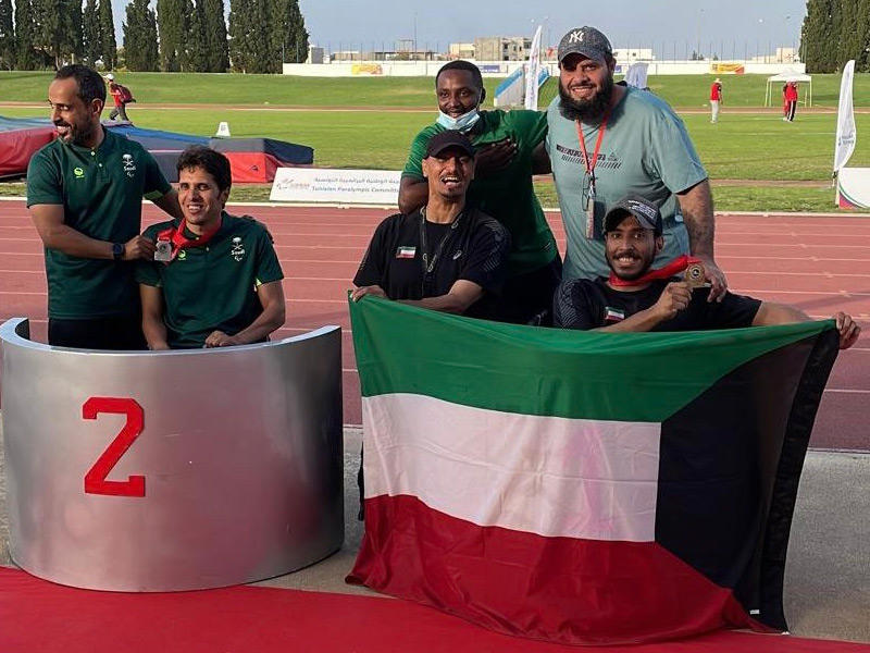 البطل عبدالله العنزي محتفلاً بالميدالية الذهبية في منافسات سباق 100متر