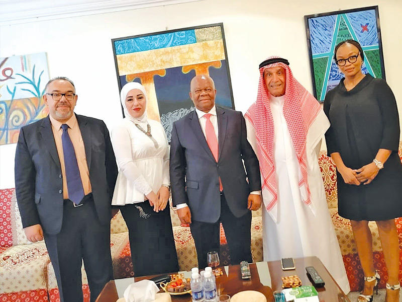 سفير جنوب إفريقيا  د. مانيليسي جينجي والوفد المرافق له أثناء الزيارة غدير غاليري