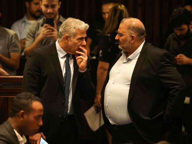 لابيد متحدثاً إلى عباس في «الكنيست» (أ ف ب)