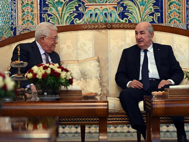 رئيس الجزائر عبدالمجيد تبون خلال استقباله الرئيس الفلسطيني محمود عباس