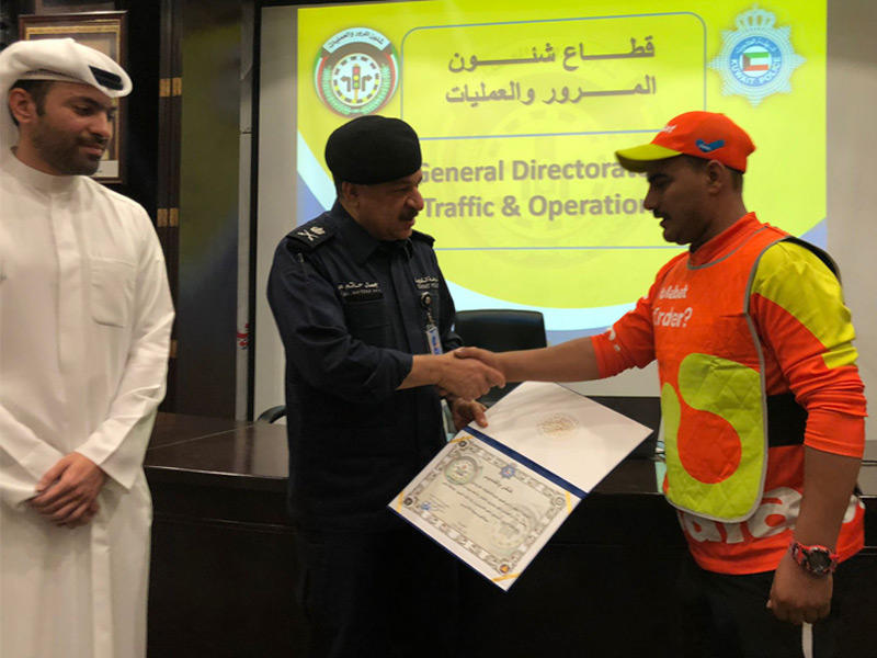 جمال الصايغ يسلّم شهادة التقدير لأحد سائقي توصيل الطلبات