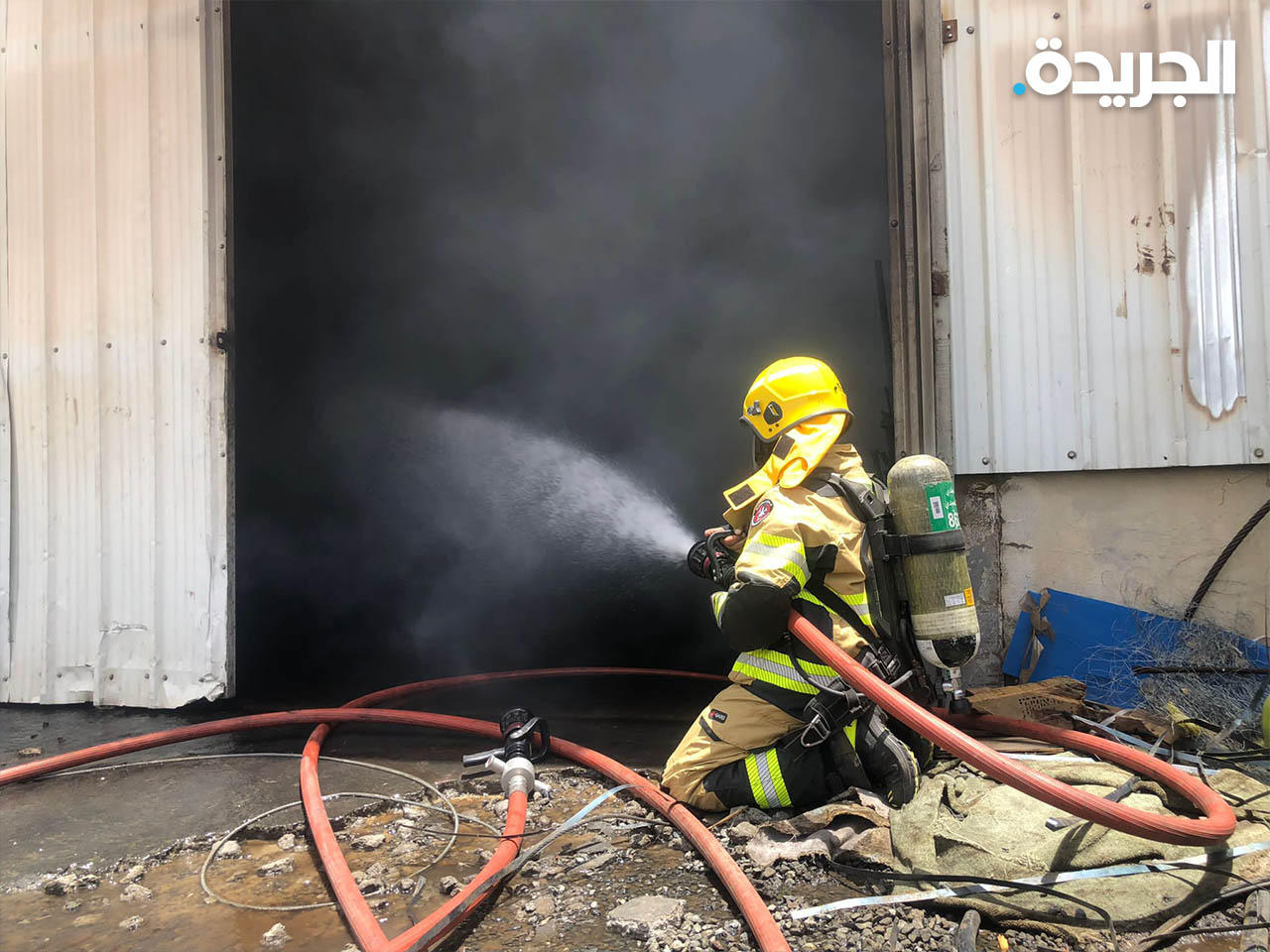 رجل إطفاء يكافح الحريق